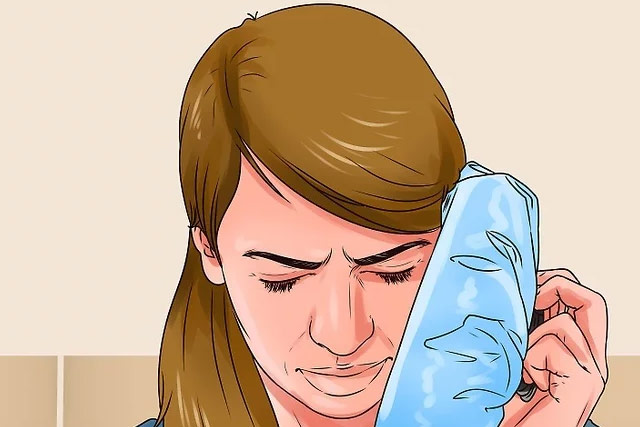 استفاده از کیسه یخ برای آرام کردن درد ارتودنسی