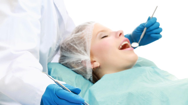 خارج کردن دندان نهفته با جراحی دهان