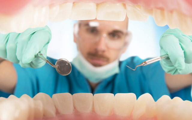 چه زمانی برای بوی بد دهان به دندانپزشک خود مراجعه کنید